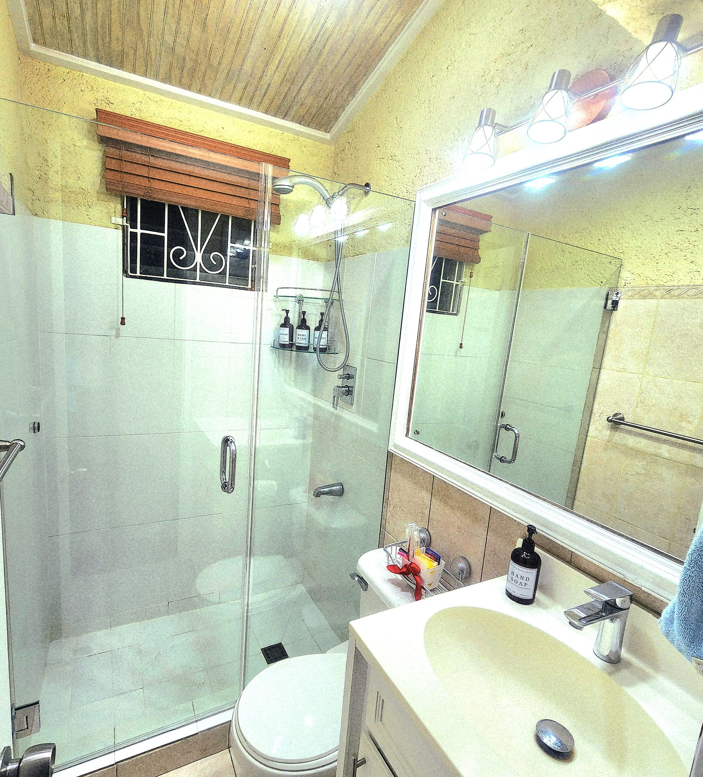 http://Full%20Modern%20Bathroom